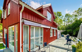 Cozy Home In Risør With Wifi